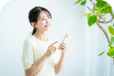 スマートフォンを使用している女性